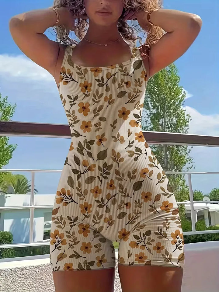 Comfortabele abrikooskleurige dames jumpsuit met bloemenprint, slim fit. Perfecte zomerkleding voor elke dag.