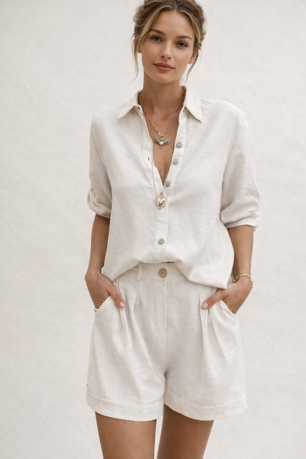 Modieuze dames set: stijlvolle korte broek en blouse met lange mouw, perfect voor vakantie en strand.