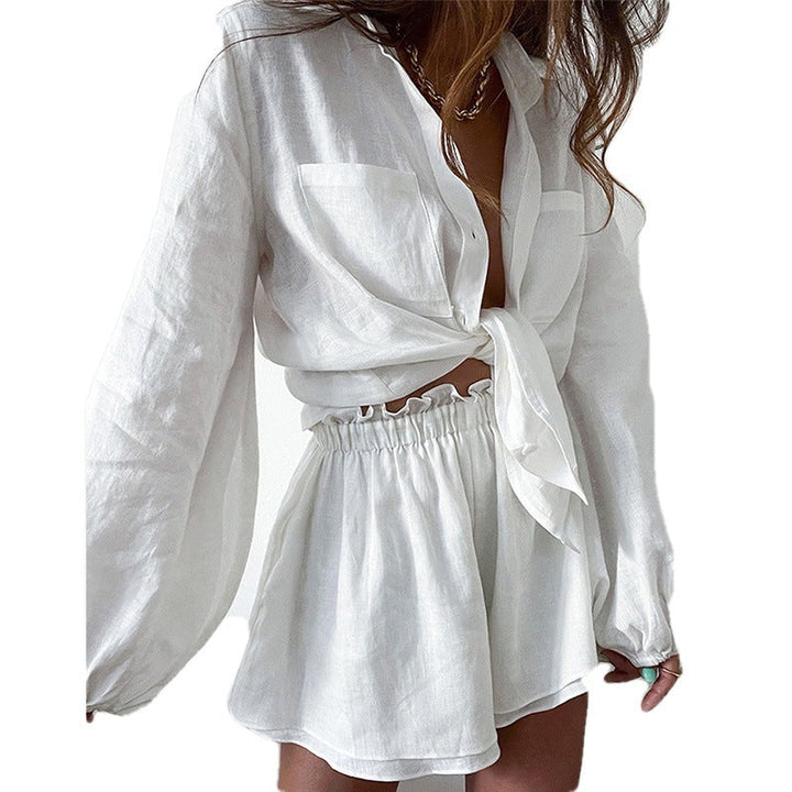 Stijlvolle dames zomer outfit: elegante blouse en bijpassende comfortabele shorts. Trendy vrouwen mode voor elke gelegenheid.