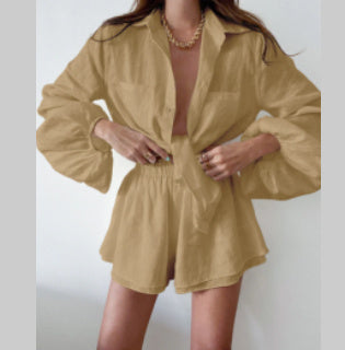 Modieuze tweedelige dames zomer set met elegante blouse en comfortabele shorts. Geschikt voor casual of chique looks.