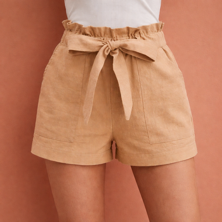 Stijlvolle dames shorts met hoge taille en decoratieve strikceintuur, perfect voor de zomer.