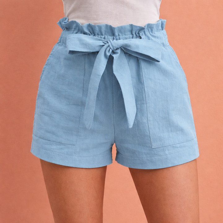 Detail van de strikceintuur op comfortabele dames hoge taille shorts, perfect voor warme dagen.