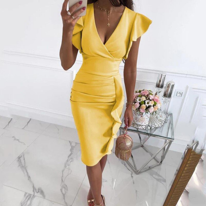 Elegante damesjurk met V-hals en subtiel aangerimpelde mouwen, geschikt voor diverse zomerse looks.