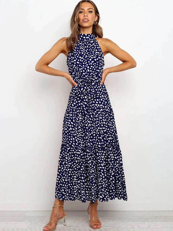 Stijlvolle dames zomerjurk met klassieke stippen en trendy halterhals, perfect voor een elegante look.