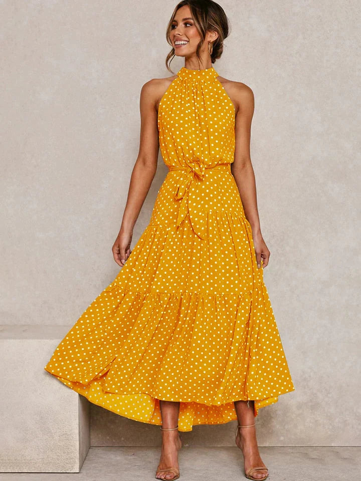 Trendy damesjurk met stippenprint, halterhals en een mooie pasvorm. Jouw perfecte zomeroutfit.