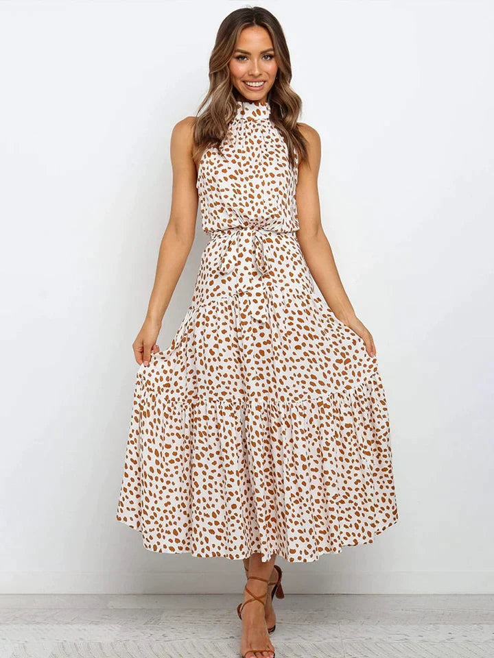 Trendy zomermode: dames halterjurk met stijlvolle stippenprint. Geschikt voor vele gelegenheden.