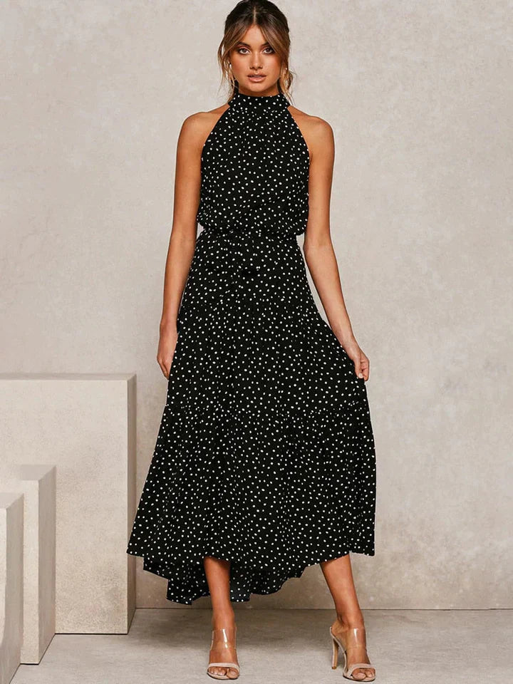 Casual dames zomerjurk met vrolijke stippenprint en chique halterhals. Perfect voor overdag.