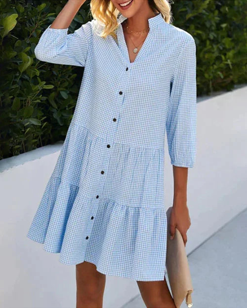 Dames zomerjurk met V-hals, elegant ruitpatroon en knoopsluiting, perfect voor elke gelegenheid.