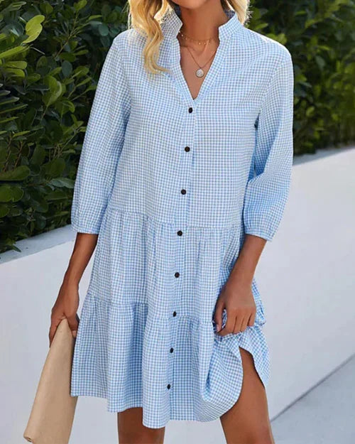 Comfortabele katoenmix dames zomerjurk met V-hals, ruitpatroon en discrete knoopsluiting.