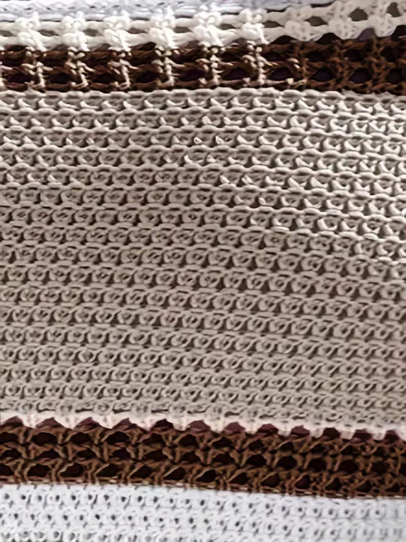 Mouwloze damestop met zomerse crochet-look strepen en dunne spaghettibandjes. Perfect voor vakantie.