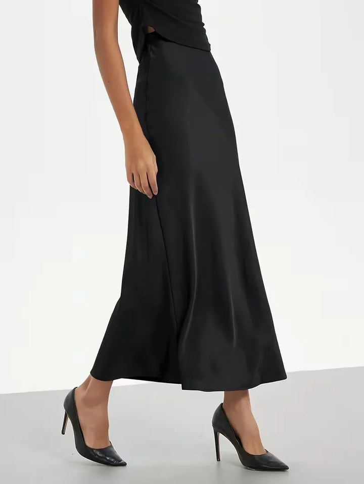Elegante dames rok van zwart satijn, midi lengte en hoge taille voor een chique look.