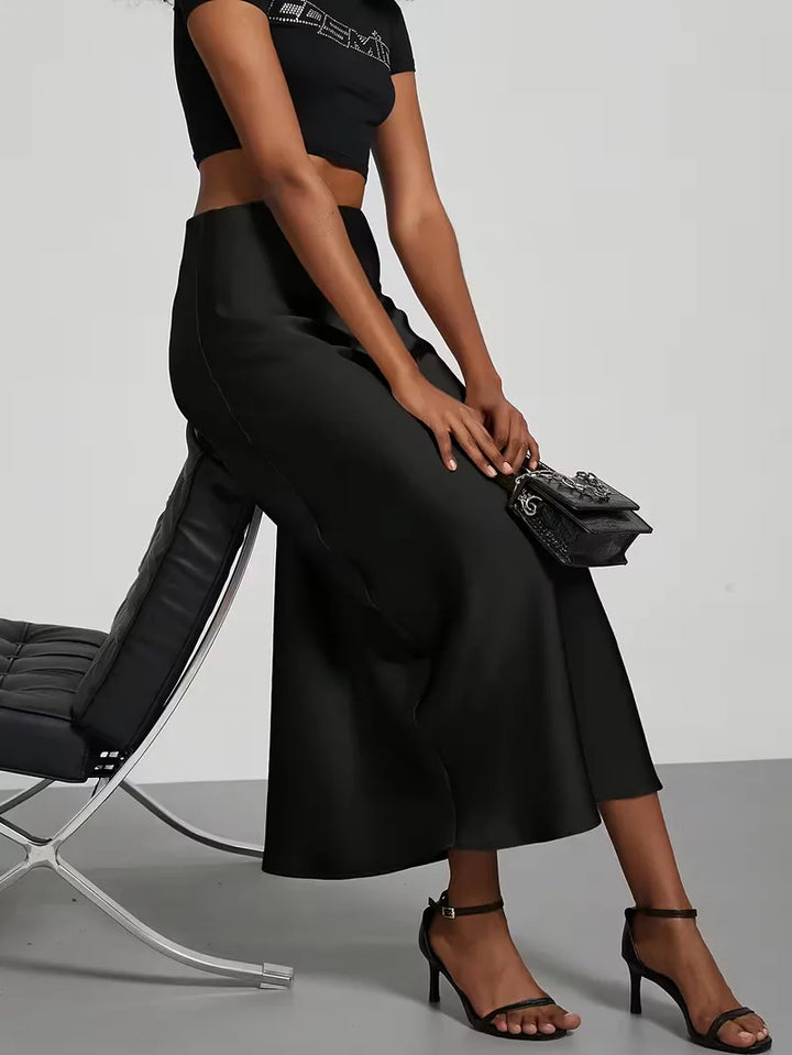 Luxe zwarte satijnen midi rok met hoge taille, perfect voor formele en stijlvolle gelegenheden.