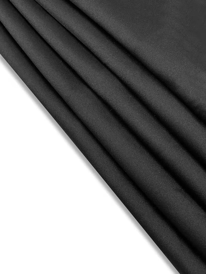 Klassieke zwarte satijnen midi rok met hoge taille, een tijdloze aanvulling op elke garderobe.