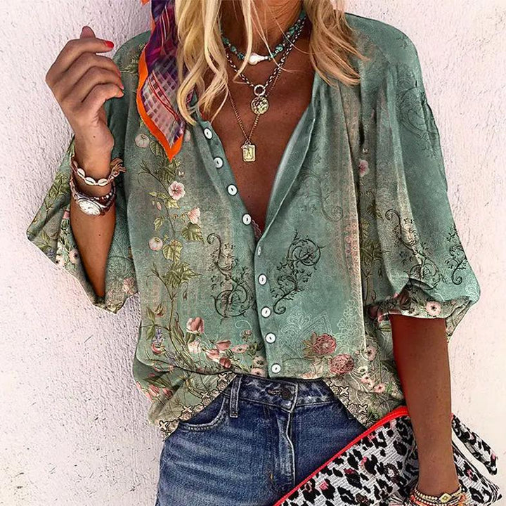 Damesbloes met bloemenprint, knoopsluiting en halflange mouwen, ideaal voor een zomerse, casualchic look.