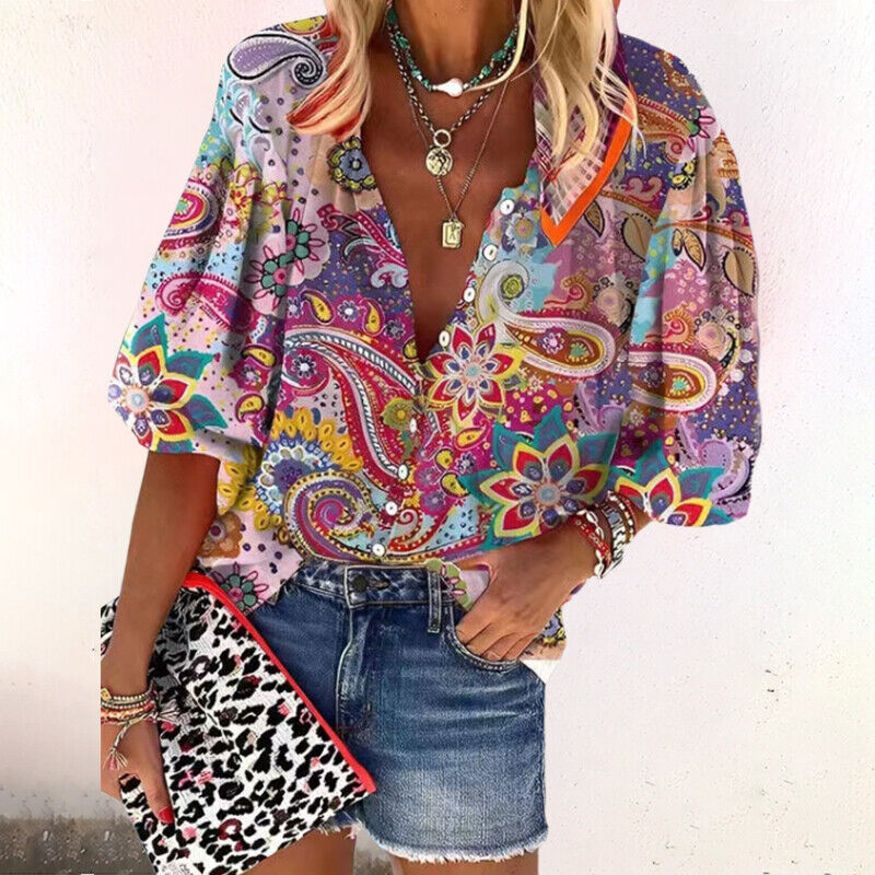 Modieuze damesbloes met levendige bloemenprint en knoopsluiting, perfect voor casualchic zomeroutfits.