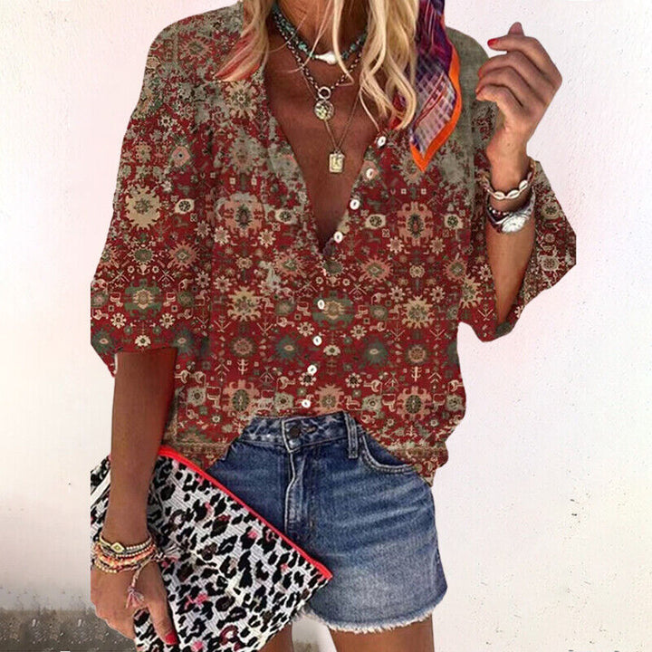 Trendy damesbloes top met bloemenprint en knoopsluiting, veelzijdig te combineren voor een casual of chique look.