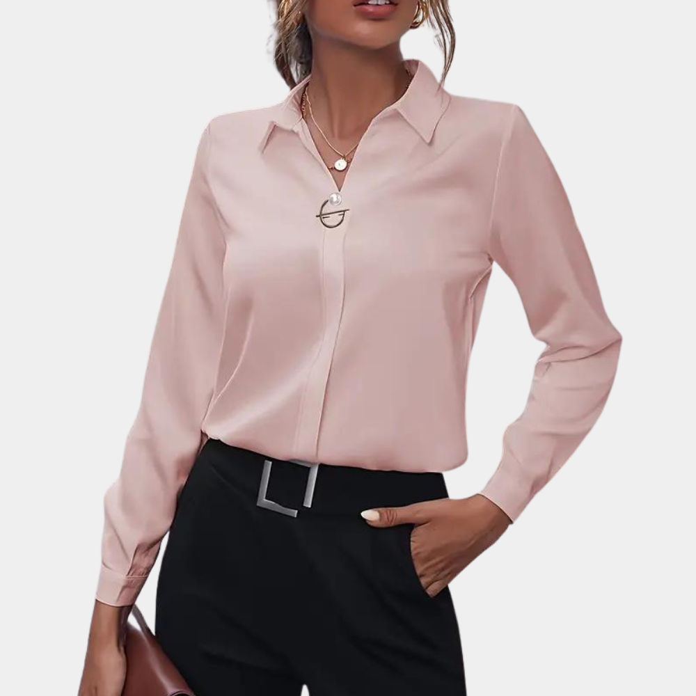 Close-up van de zachte stof van Damesblouse Avelisse, voor een luxueus en comfortabel gevoel. Modieuze dameskleding.
