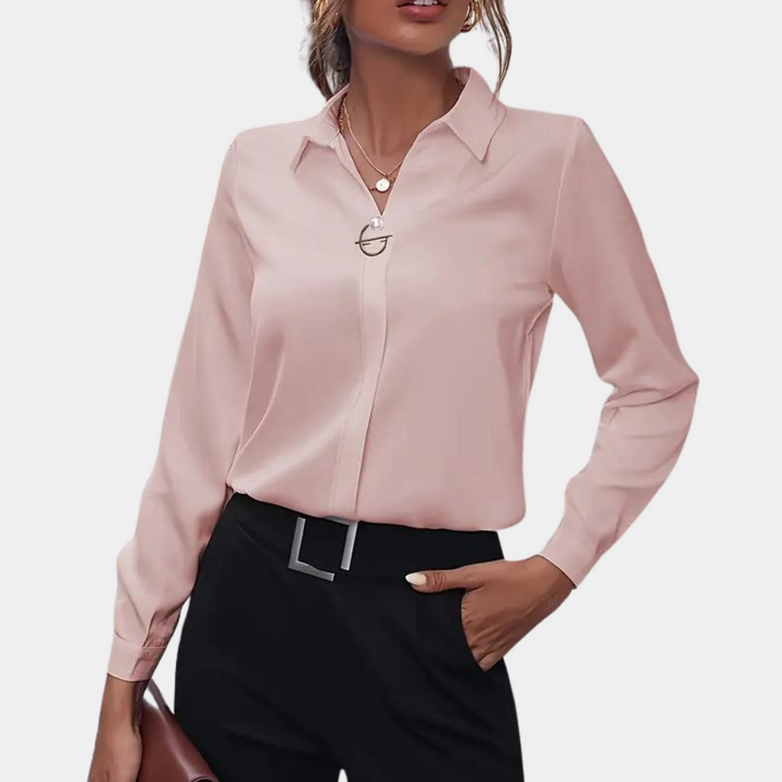 Close-up van de zachte stof van Damesblouse Avelisse, voor een luxueus en comfortabel gevoel. Modieuze dameskleding.