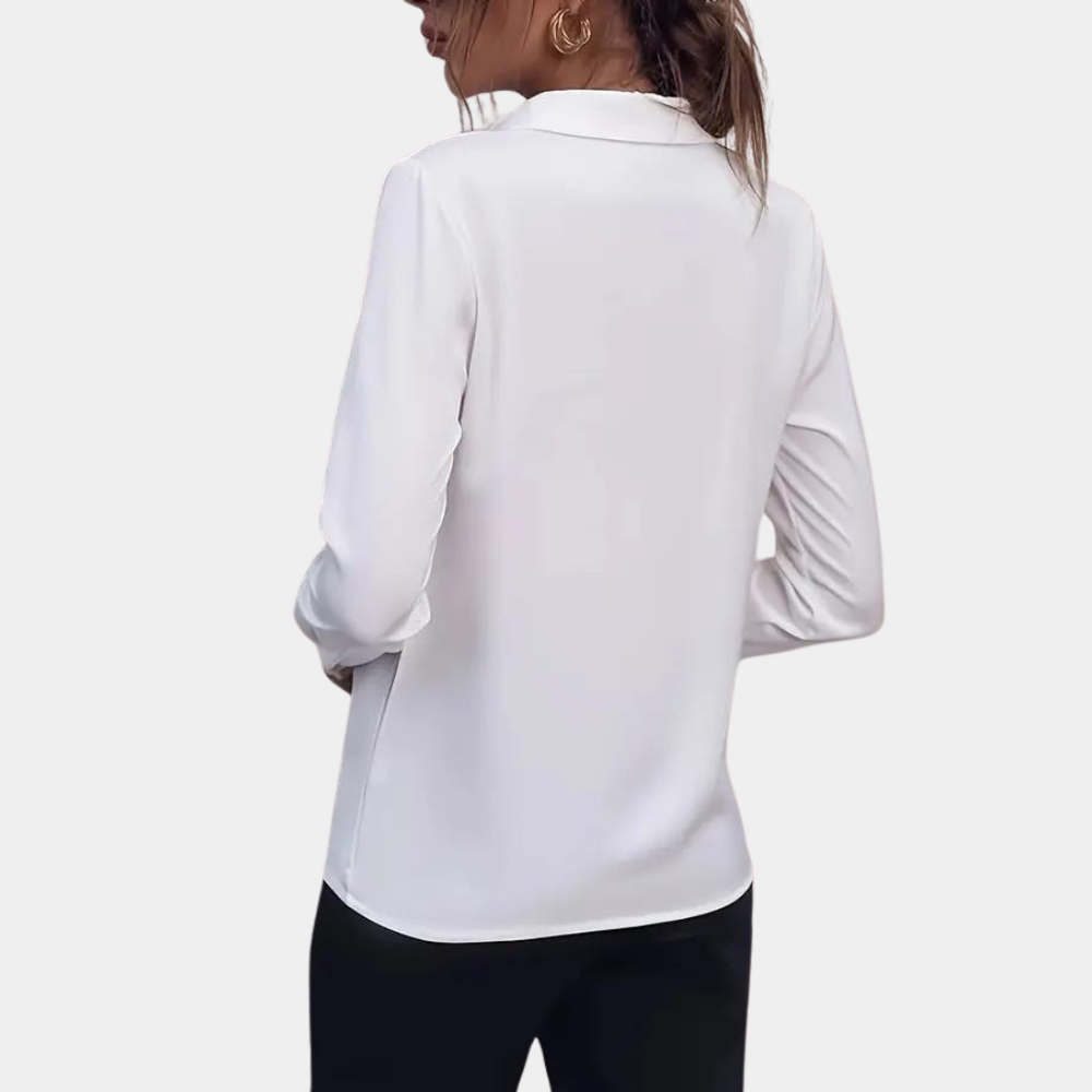 Elegante Damesblouse Avelisse gedragen door een model, toont de tijdloze stijl en perfecte pasvorm.