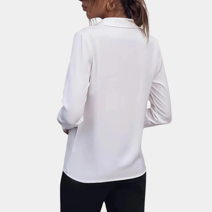 Elegante Damesblouse Avelisse gedragen door een model, toont de tijdloze stijl en perfecte pasvorm.