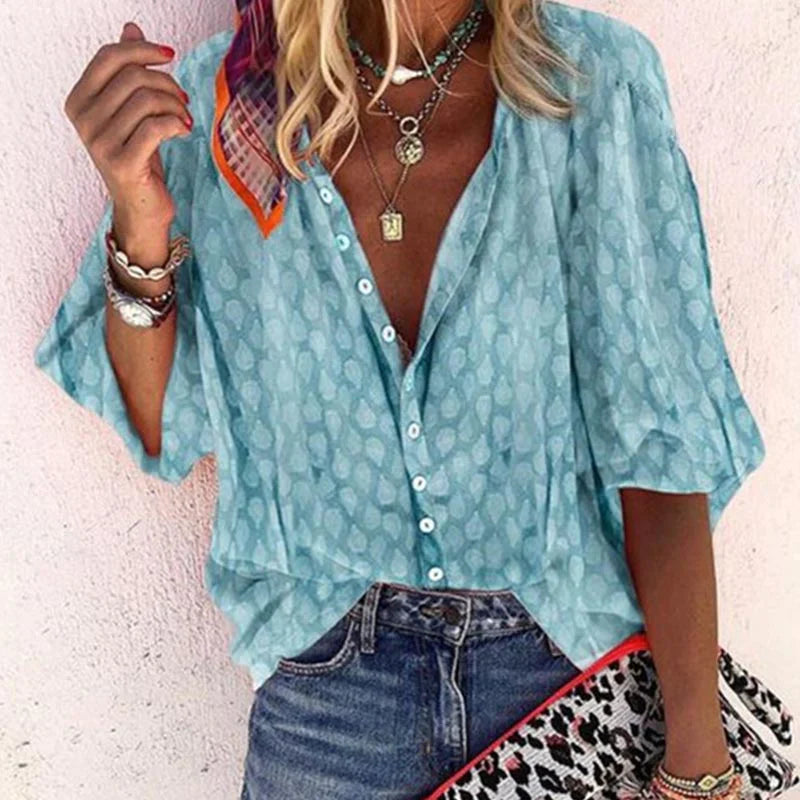 Damesblouse met elegante V-hals en korte mouw. Perfect voor een moderne, casual chic zomerlook.