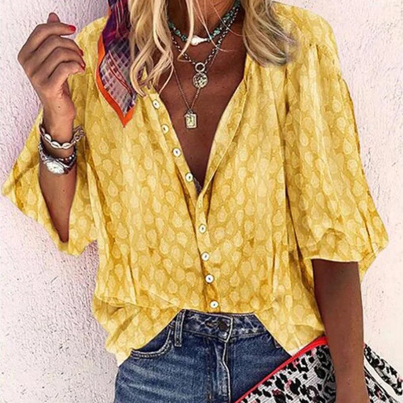 Elegante damesblouse met diepe V-hals, korte mouwen en moderne pasvorm. Verfijnde zomerse damesmode.