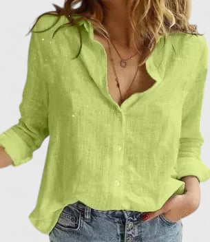 Casual-chique damesblouse met lange mouwen, golvende revers en knoopsluiting, een veelzijdig kledingstuk.