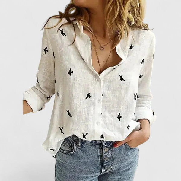 Damesblouse met karakteristieke golvende revers, lange mouwen en knoopsluiting, voor een elegante look.