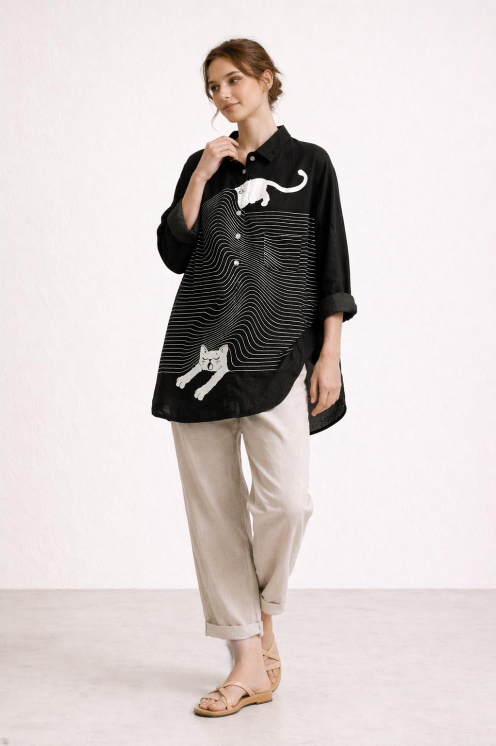 Comfortabele ruimvallende damesblouse met lange mouwen, voorzien van een trendy zomerprint voor casual dagen.