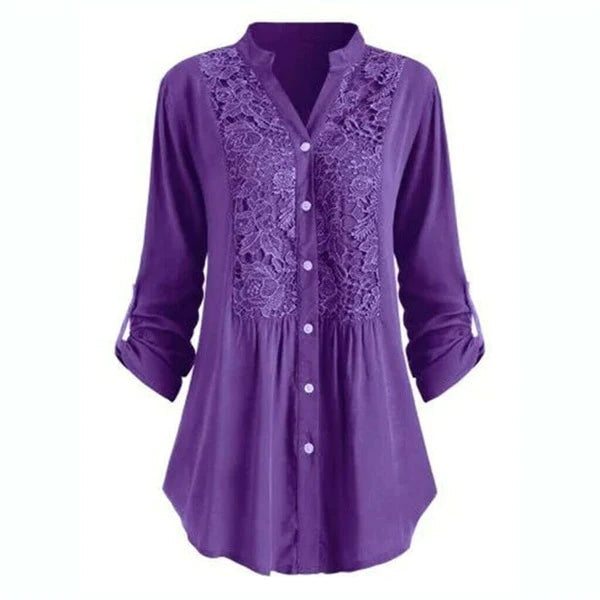 Vrouw draagt modieuze damesblouse Noelle; stijlvolle zomerblouse met pofmouwen en elegante uitstraling.