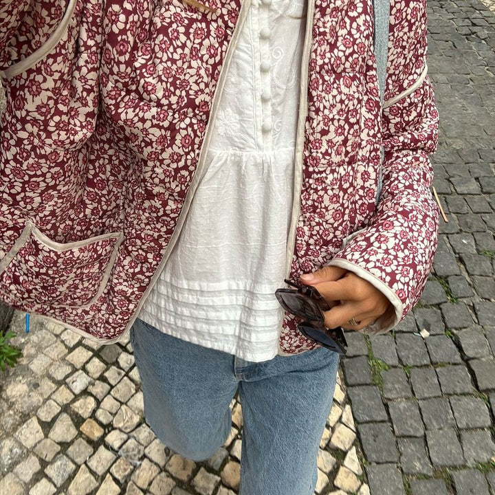 Damesjack met delicate bloemenprint, lichtgewicht en elegant. Perfect voor casual en formele gelegenheden.