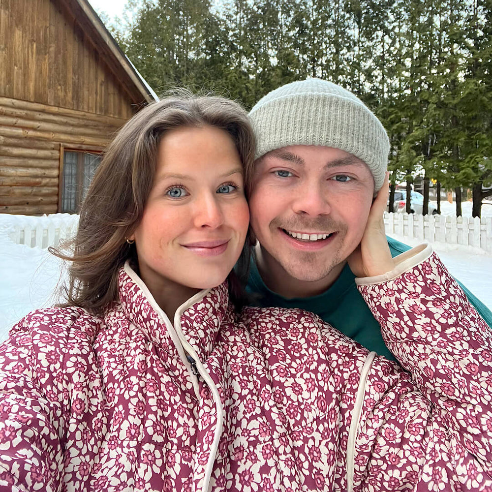 "Damesjack met delicate bloemenprint, lichtgewicht en elegant. Perfect voor casual en formele gelegenheden."