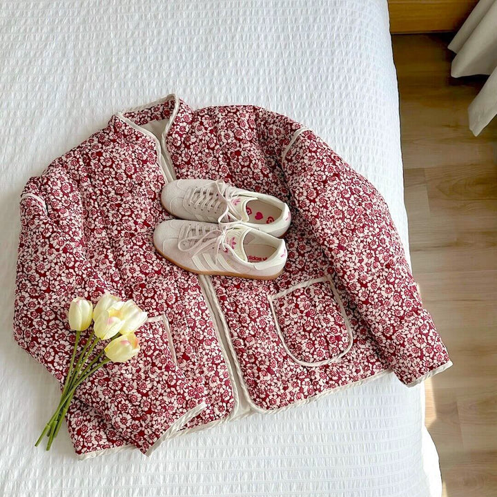 Damesjack met delicate bloemenprint, lichtgewicht en elegant. Perfect voor casual en formele gelegenheden.