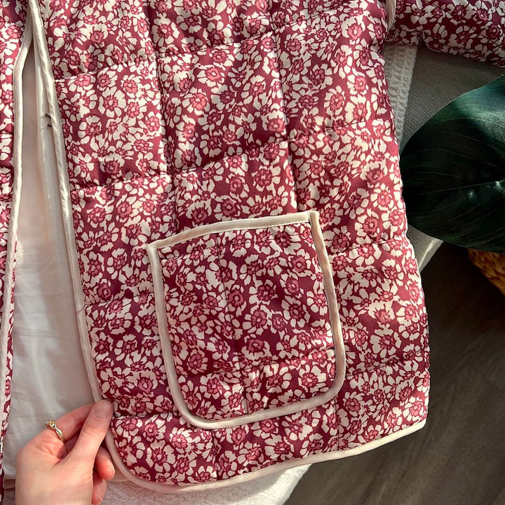 Damesjack met delicate bloemenprint, lichtgewicht en elegant. Perfect voor casual en formele gelegenheden.