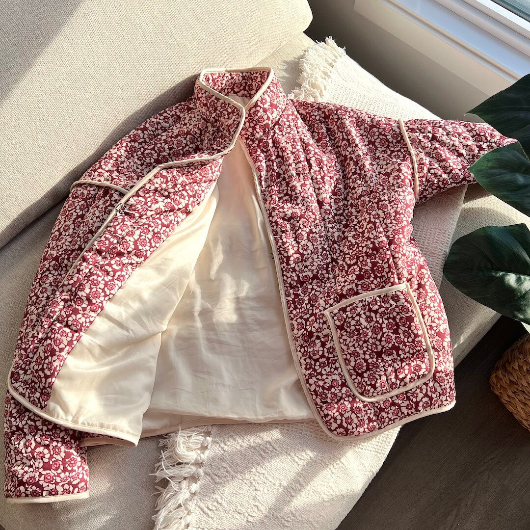 Damesjack met delicate bloemenprint, lichtgewicht en elegant. Perfect voor casual en formele gelegenheden.