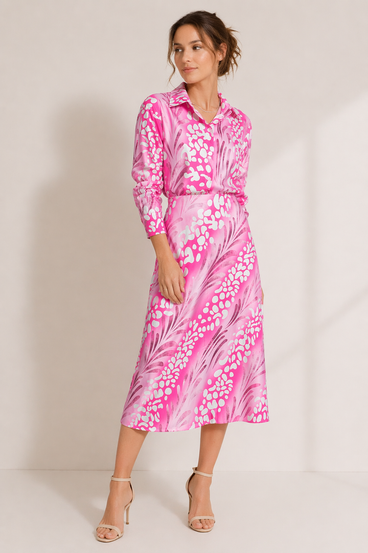 Tweedelige damesset met vrolijke print: casual blouse met lange mouwen en bijpassende lange rok.