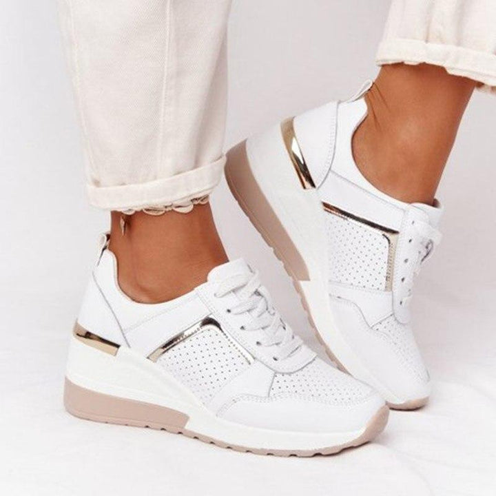 Vrouw draagt comfortabele en stijlvolle damessneakers met versterkte zool voor optimale ondersteuning tijdens het lopen.