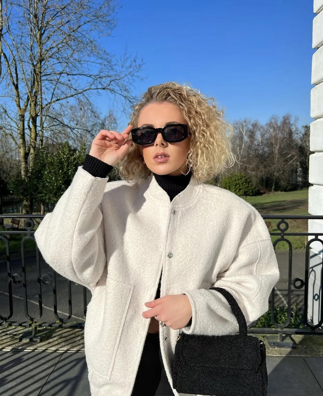 Daphne oversized jas, ronde hals, verborgen knopen, elegante jas, stijlvolle damesjas