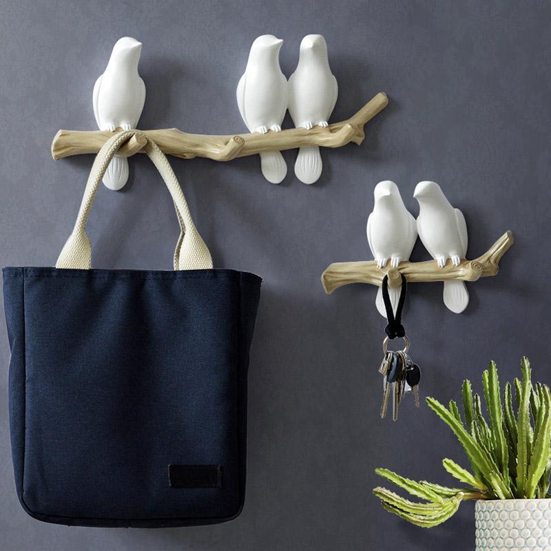 Hars kapstok met vogels op een tak. Functionele en speelse wandhaak voor hal, slaapkamer, kinderkamer organisatie.
