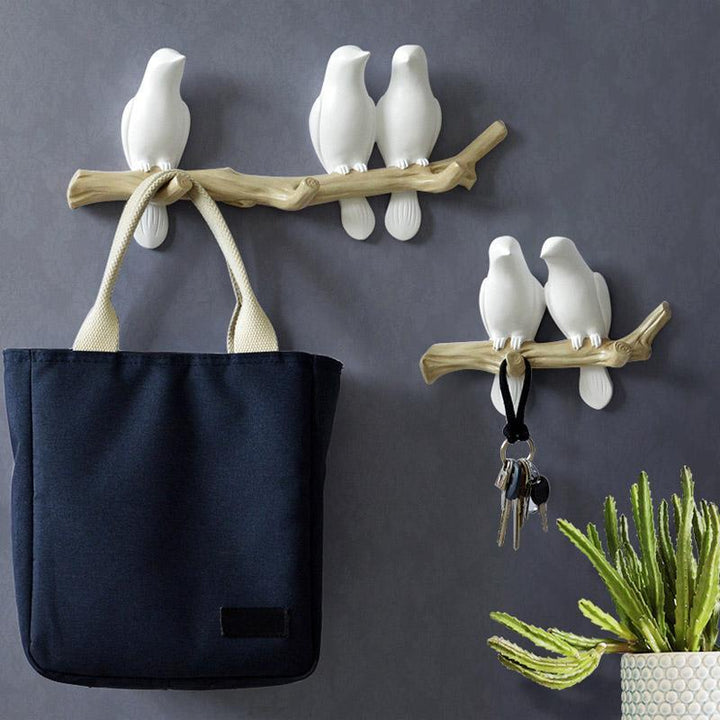 Hars kapstok met vogels op een tak. Functionele en speelse wandhaak voor hal, slaapkamer, kinderkamer organisatie.