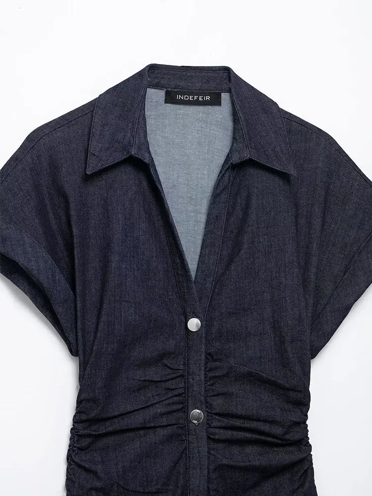 "Denim midi jurk met elegante knoopsluiting, korte mouwen en getailleerd ontwerp, ideaal voor casual en chic gelegenheden."