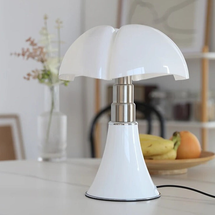 Stijlvolle LED tafellamp, dimbaar, met een minimalistisch designer uiterlijk voor moderne verlichting.