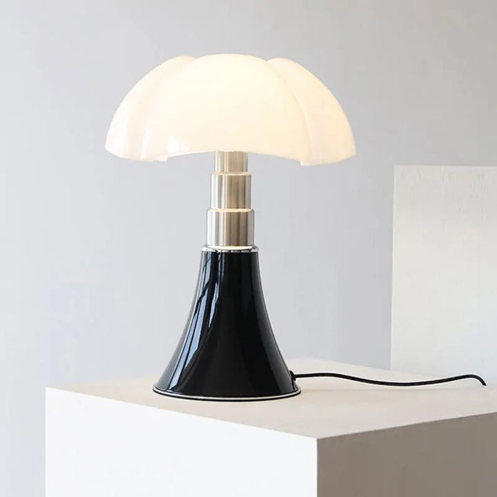 Close-up van de dimbare designer tafellamp, met nadruk op de LED-lichttemperatuur voor sfeer.