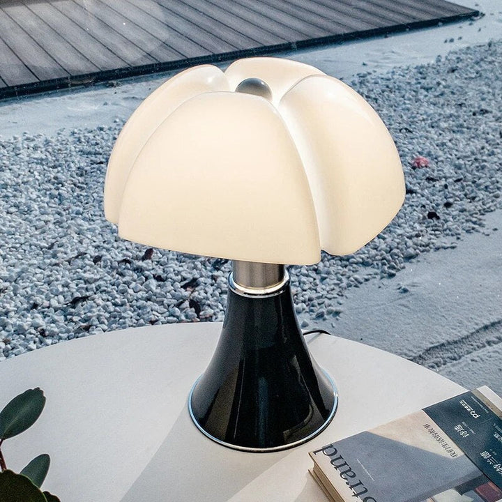 Witte designer tafellamp met geïntegreerde, dimbare LED verlichting, ideaal voor elk interieur.