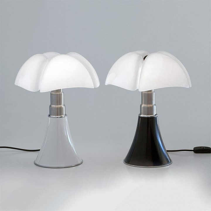 Zwarte designer tafellamp, dimbaar LED, verlicht een moderne woonkamer, creëert warme sfeer.