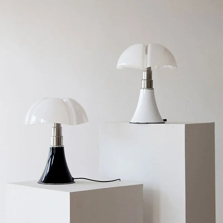 Detailopname van de voet en schakelaar van de dimbare designer LED tafellamp, hoge kwaliteit afwerking.