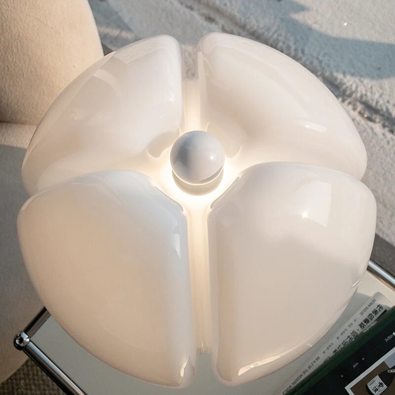 Designer LED tafellamp in een slaapkameromgeving, dimbaar licht voor lezen of ontspanning.