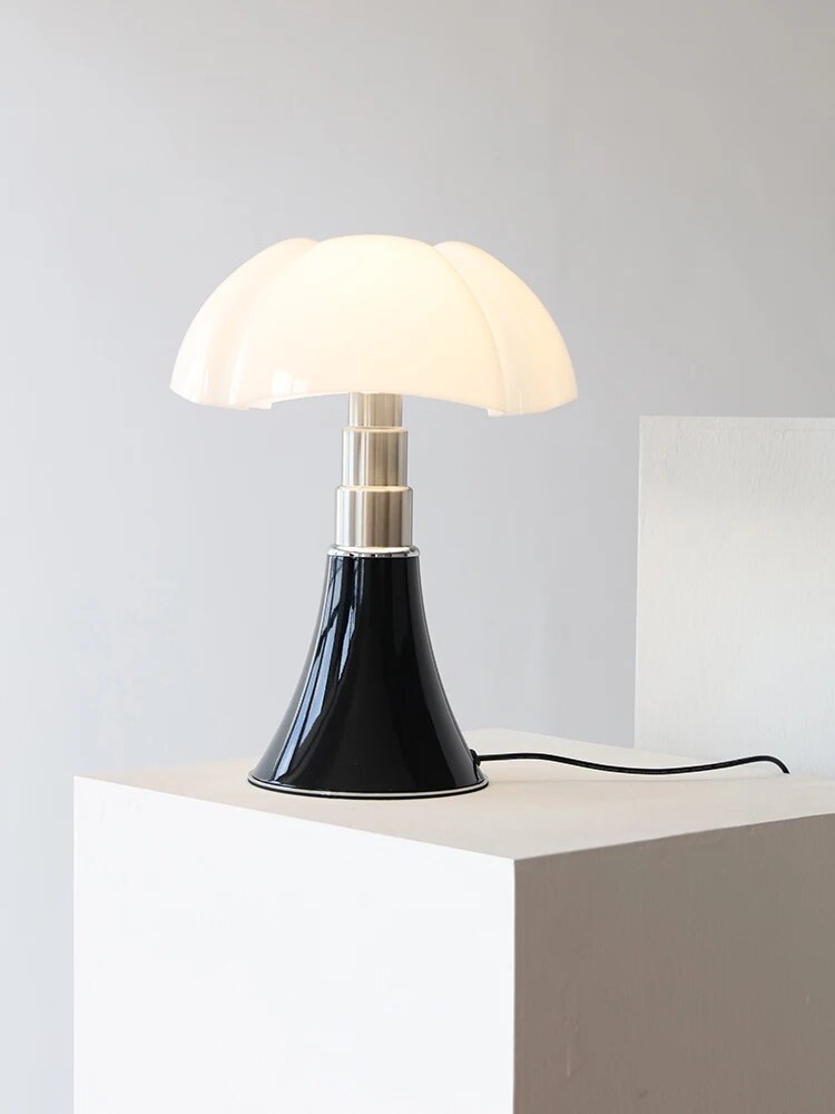 Moderne tafellamp met dimbare LED functionaliteit, een eyecatcher in elk eigentijds interieur.