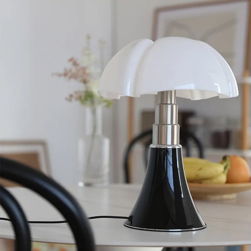 Overzicht van de designer tafellamp met dimbaar LED, toont slanke vorm en hoogwaardige verlichting.