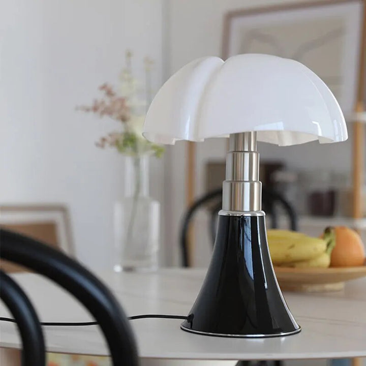 Overzicht van de designer tafellamp met dimbaar LED, toont slanke vorm en hoogwaardige verlichting.